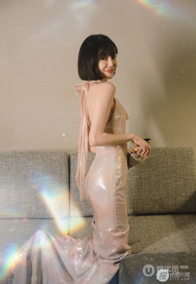 李溪芮金粉连衣裙礼服搭配短发尽显匀称身形写真美照