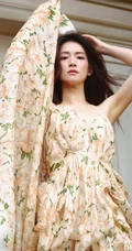 陈昊宇静谧庄园封面写真，多套服饰展现时尚风姿
