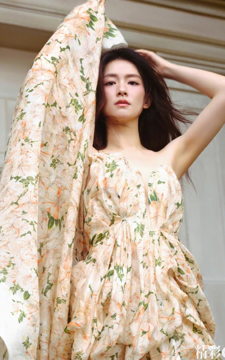 陈昊宇静谧庄园封面写真，多套服饰展现时尚风姿