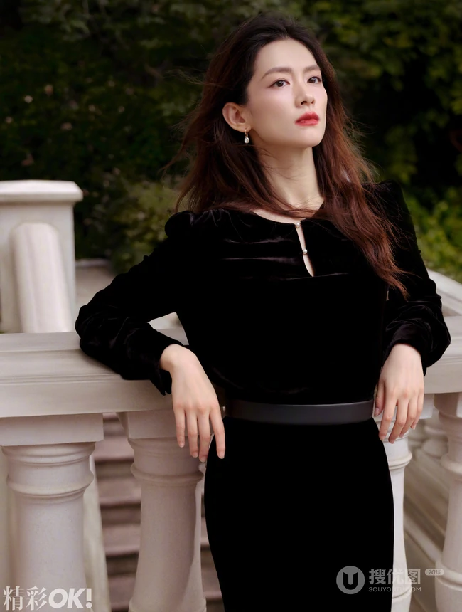 陈昊宇静谧庄园封面写真，多套服饰展现时尚风姿