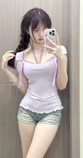 身材超好的可爱妹子，拿着手机自拍的牛仔短裤线条感18岁少女自拍照片合集