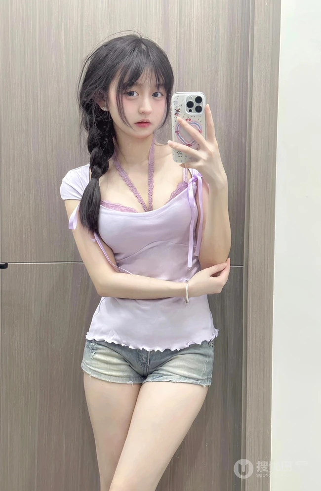 身材超好的可爱妹子，拿着手机自拍的牛仔短裤线条感18岁少女自拍照片合集