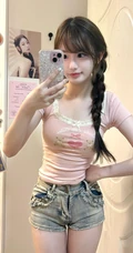 双麻花辫少女的居家美照，简洁清凉T恤牛仔裤穿搭尽显少女气质自然