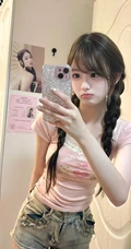 双麻花辫少女的居家美照，简洁清凉T恤牛仔裤穿搭尽显少女气质自然