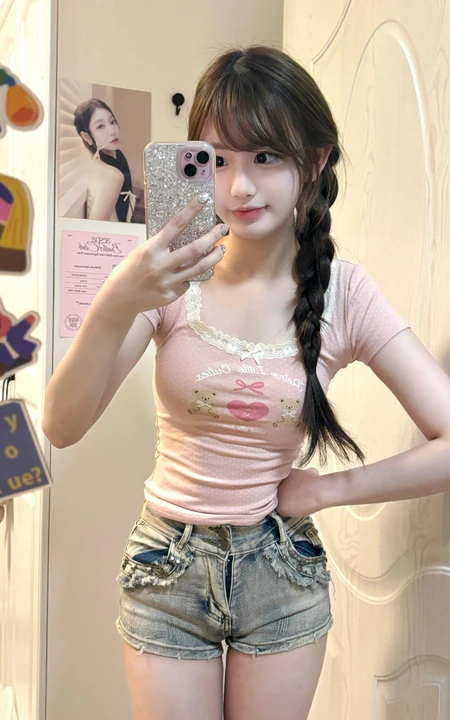 双麻花辫少女的居家美照，简洁清凉T恤牛仔裤穿搭尽显少女气质自然
