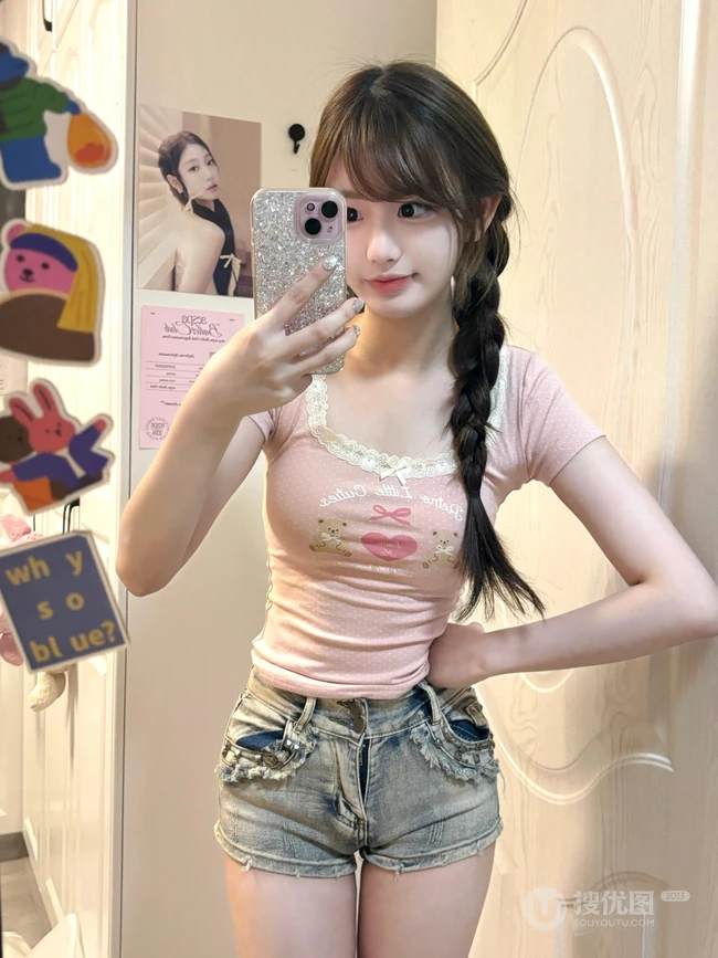 双麻花辫少女的居家美照，简洁清凉T恤牛仔裤穿搭尽显少女气质自然
