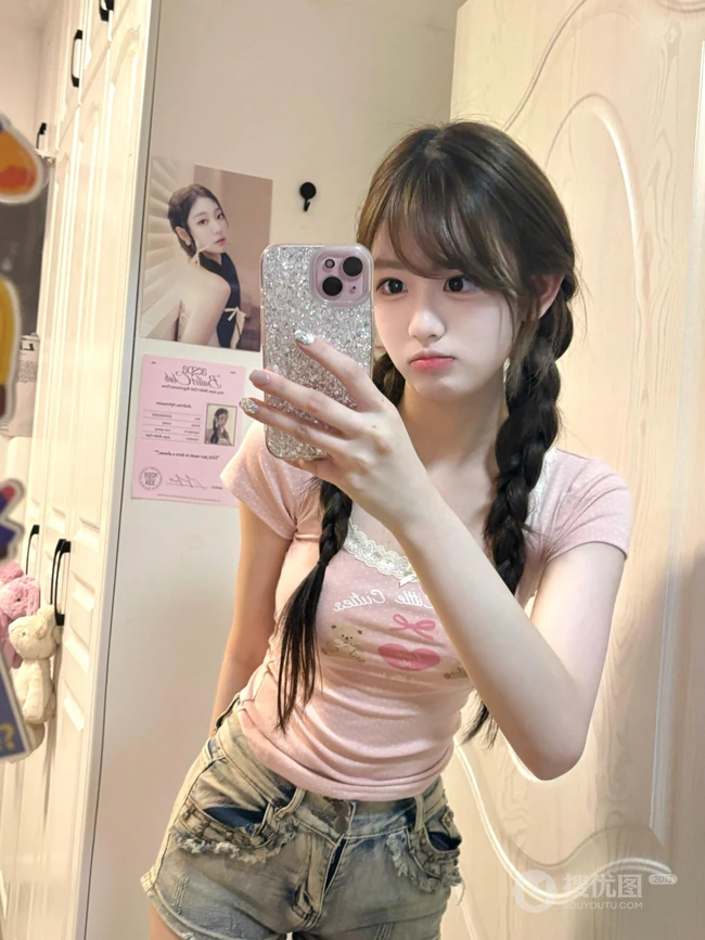 双麻花辫少女的居家美照，简洁清凉T恤牛仔裤穿搭尽显少女气质自然