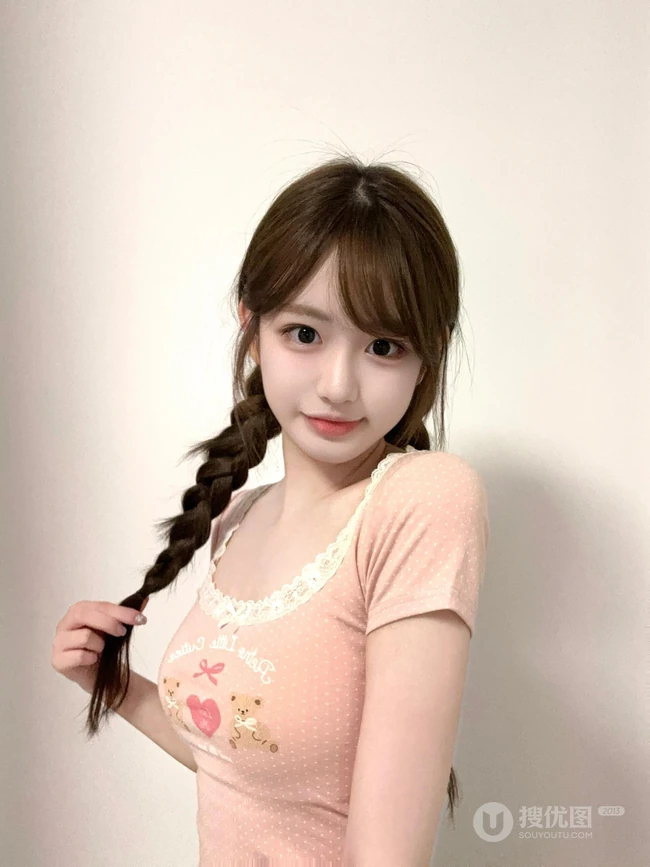 双麻花辫少女的居家美照，简洁清凉T恤牛仔裤穿搭尽显少女气质自然