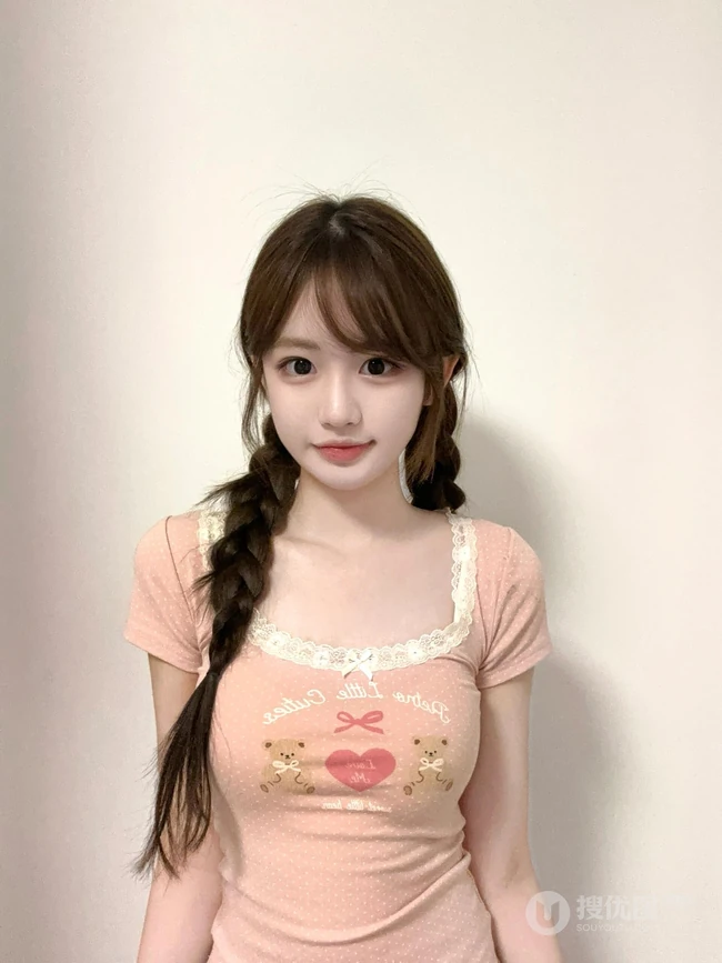 双麻花辫少女的居家美照，简洁清凉T恤牛仔裤穿搭尽显少女气质自然