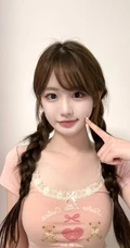 双麻花辫少女的居家美照，简洁清凉T恤牛仔裤穿搭尽显少女气质自然