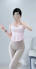 半夜起来做瑜伽的瑜伽服匀称女生手拿手机自拍展优雅身形照片