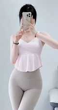 半夜起来做瑜伽的瑜伽服匀称女生手拿手机自拍展优雅身形照片