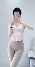 半夜起来做瑜伽的瑜伽服匀称女生手拿手机自拍展优雅身形照片