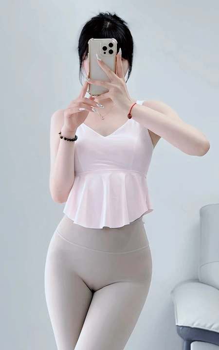 半夜起来做瑜伽的瑜伽服匀称女生手拿手机自拍展优雅身形照片