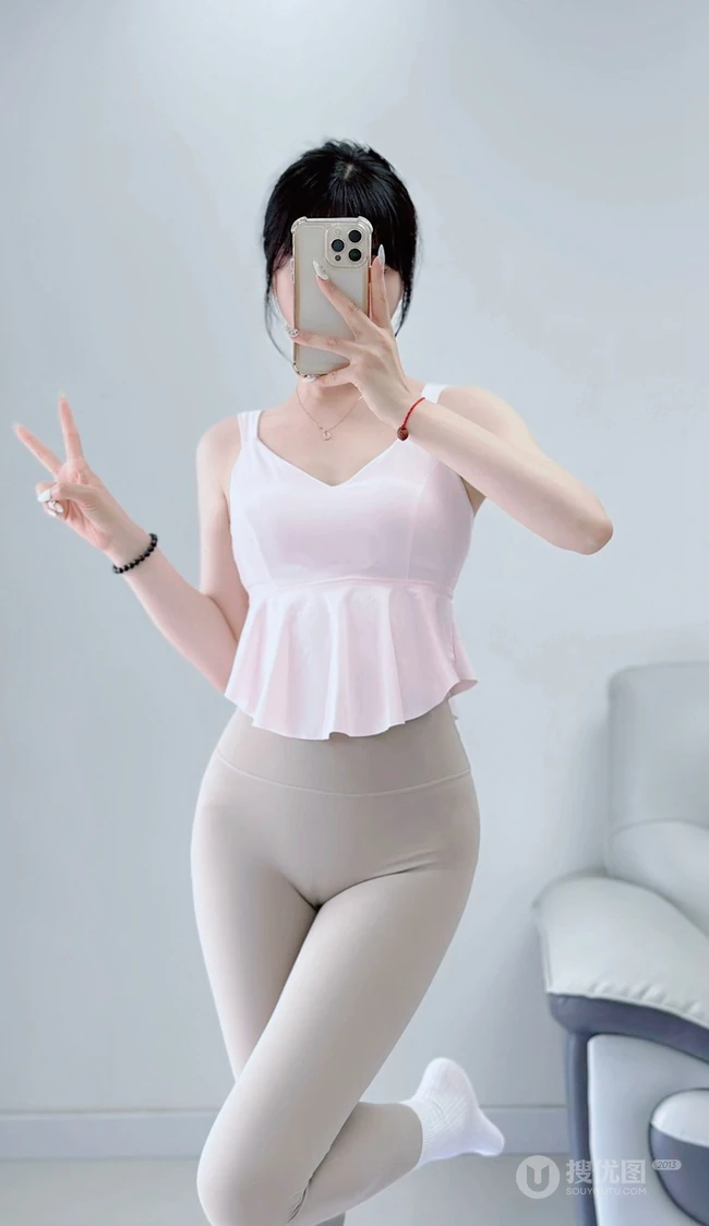 半夜起来做瑜伽的瑜伽服匀称女生手拿手机自拍展优雅身形照片
