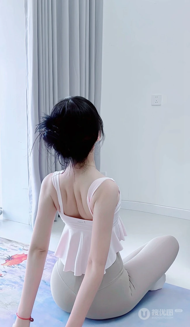 半夜起来做瑜伽的瑜伽服匀称女生手拿手机自拍展优雅身形照片