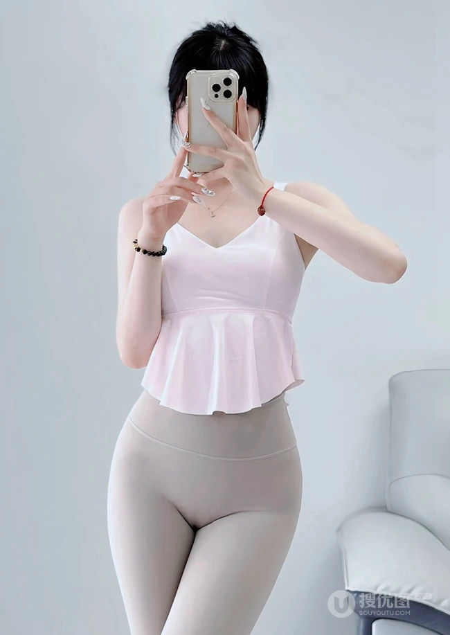 半夜起来做瑜伽的瑜伽服匀称女生手拿手机自拍展优雅身形照片