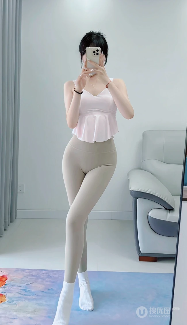 半夜起来做瑜伽的瑜伽服匀称女生手拿手机自拍展优雅身形照片