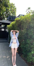 街拍匀称又苗条的白色T恤短裤女生修长线条感好看照片