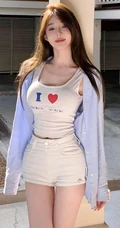 街拍匀称又苗条的白色T恤短裤女生修长线条感好看照片