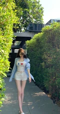 街拍匀称又苗条的白色T恤短裤女生修长线条感好看照片