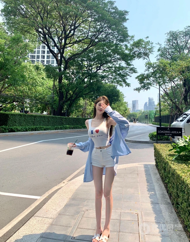 街拍匀称又苗条的白色T恤短裤女生修长线条感好看照片