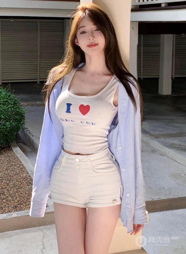 街拍匀称又苗条的白色T恤短裤女生修长线条感好看照片