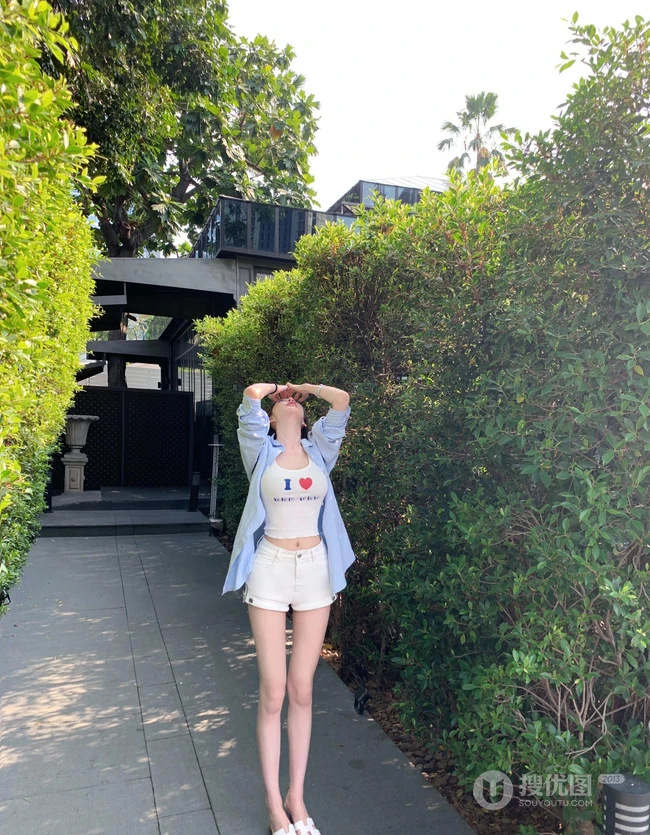 街拍匀称又苗条的白色T恤短裤女生修长线条感好看照片