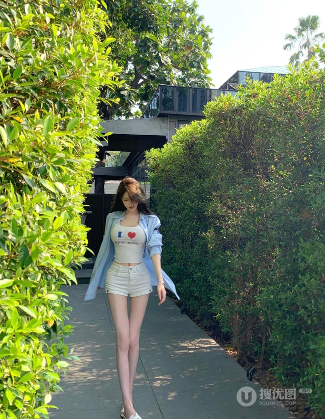 街拍匀称又苗条的白色T恤短裤女生修长线条感好看照片