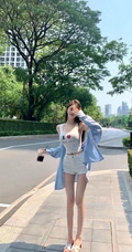 街拍匀称又苗条的白色T恤短裤女生修长线条感好看照片