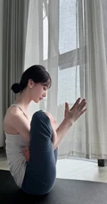 居家练瑜伽，正做着高难度瑜伽动作的气质运动女生照片