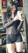 运动美，身材超好的线条大屁股轻熟服运动女生自拍美照
