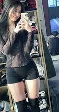 运动美，身材超好的线条大屁股轻熟服运动女生自拍美照