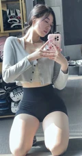 运动美，身材超好的线条大屁股轻熟服运动女生自拍美照