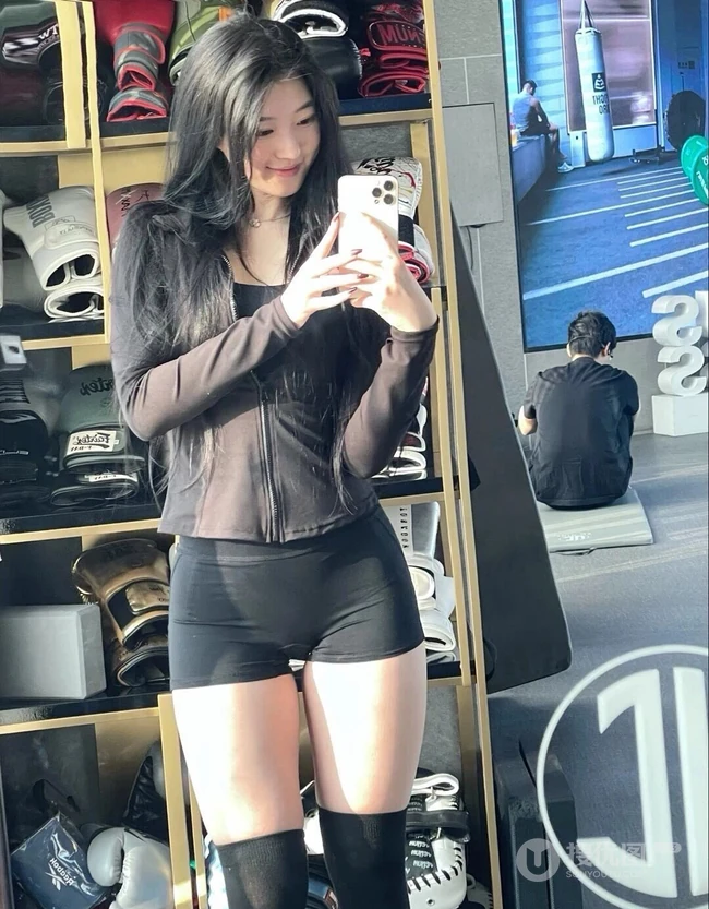 运动美，身材超好的线条大屁股轻熟服运动女生自拍美照