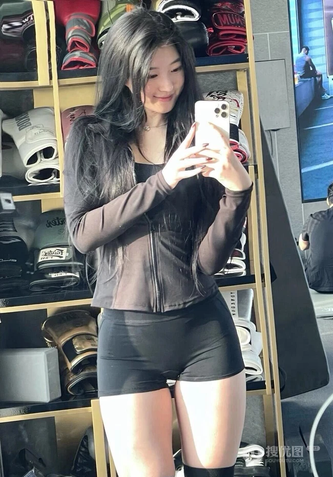 运动美，身材超好的线条大屁股轻熟服运动女生自拍美照