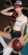 保龄球女生简单干练白色T恤加牛仔短裤清爽动人穿搭写真套图