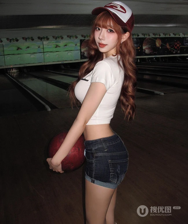 保龄球女生简单干练白色T恤加牛仔短裤清爽动人穿搭写真套图