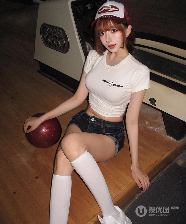 保龄球女生简单干练白色T恤加牛仔短裤清爽动人穿搭写真套图