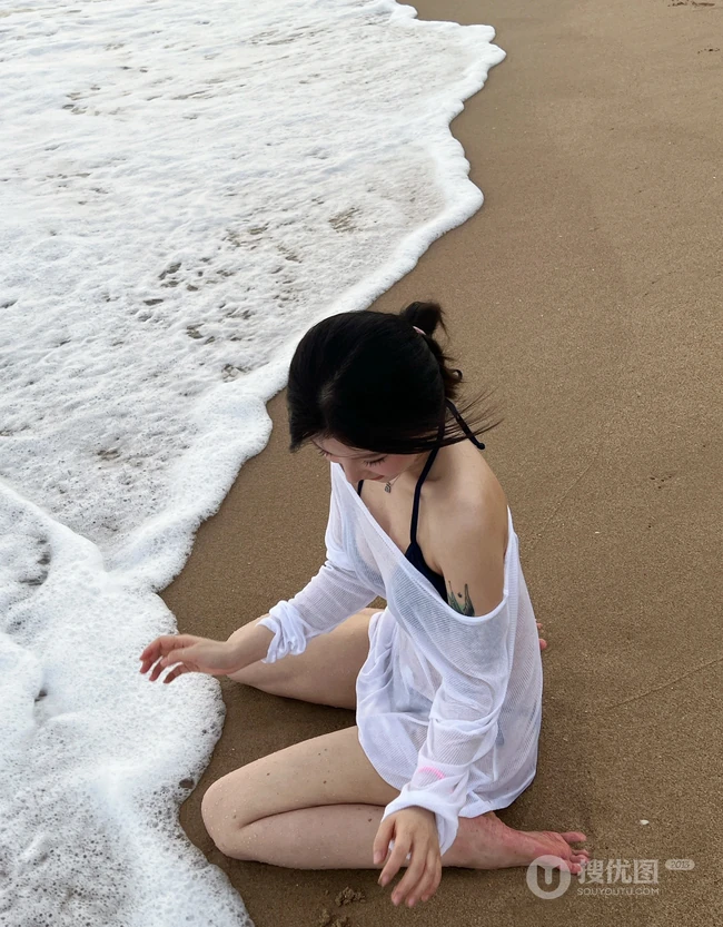海边沙滩玩耍嬉戏，衣服被打湿透透射衫加肩带泳装穿搭显匀称身形美照