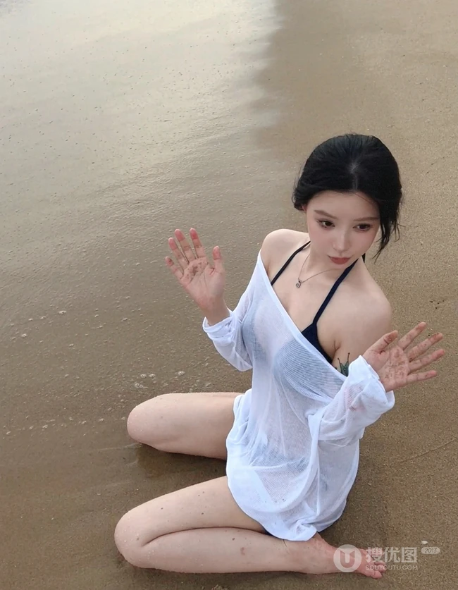 海边沙滩玩耍嬉戏，衣服被打湿透透射衫加肩带泳装穿搭显匀称身形美照