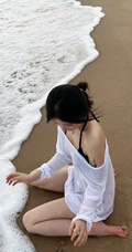 海边沙滩玩耍嬉戏，衣服被打湿透透射衫加肩带泳装穿搭显匀称身形美照