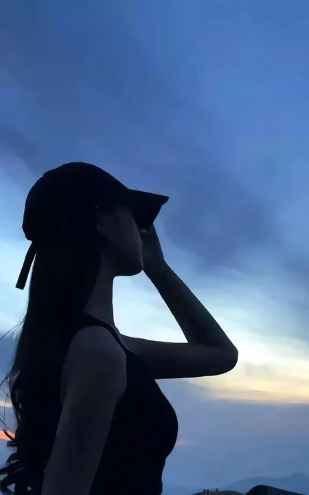 黄昏，高山，完美身材，戴着帽子，侧着身子的极品美女手机壁纸照片