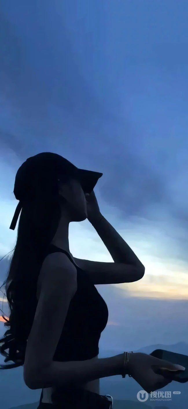 黄昏，高山，完美身材，戴着帽子，侧着身子的极品美女手机壁纸照片