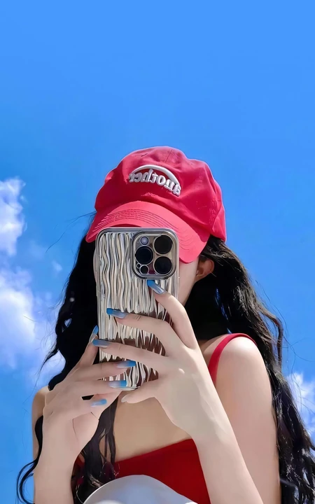 蓝天下，戴着帽子，穿着红色背心，白色长裤的美女自拍手机壁纸图片