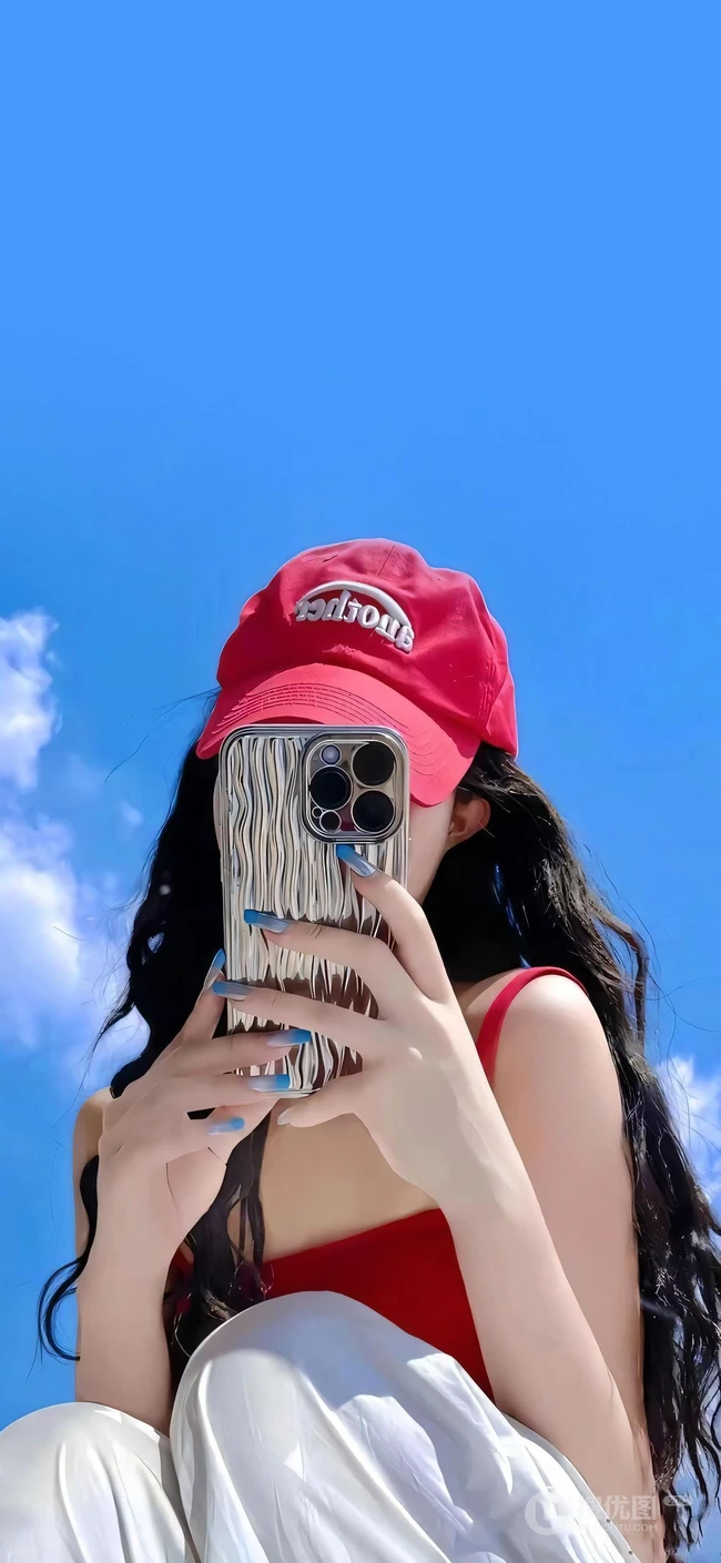 蓝天下，戴着帽子，穿着红色背心，白色长裤的美女自拍手机壁纸图片