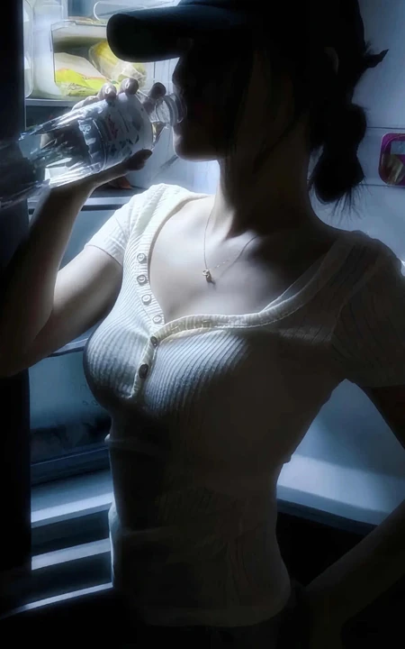 打开冰箱喝饮料的性感身材美女生活美照手机壁纸图片