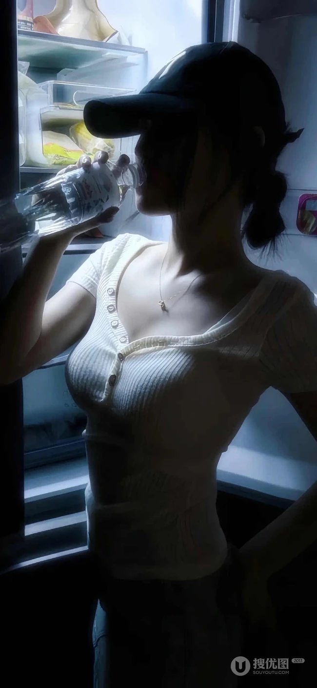 打开冰箱喝饮料的性感身材美女生活美照手机壁纸图片