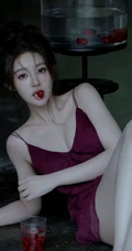 高颜值温柔浅粉白皙女生小姐姐红色肩带睡裙和她喜欢的樱桃高清美拍写真套图