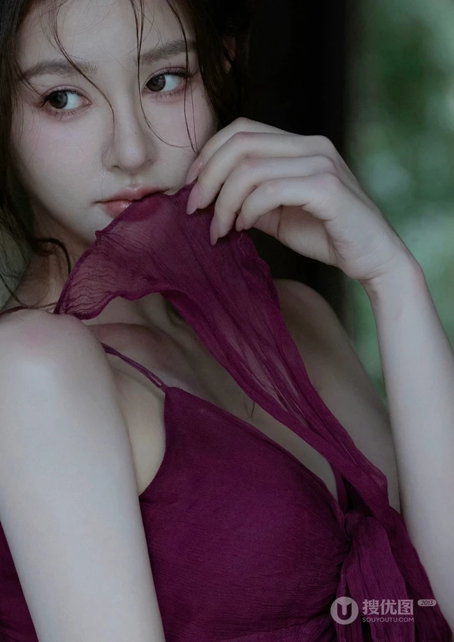 高颜值温柔浅粉白皙女生小姐姐红色肩带睡裙和她喜欢的樱桃高清美拍写真套图
